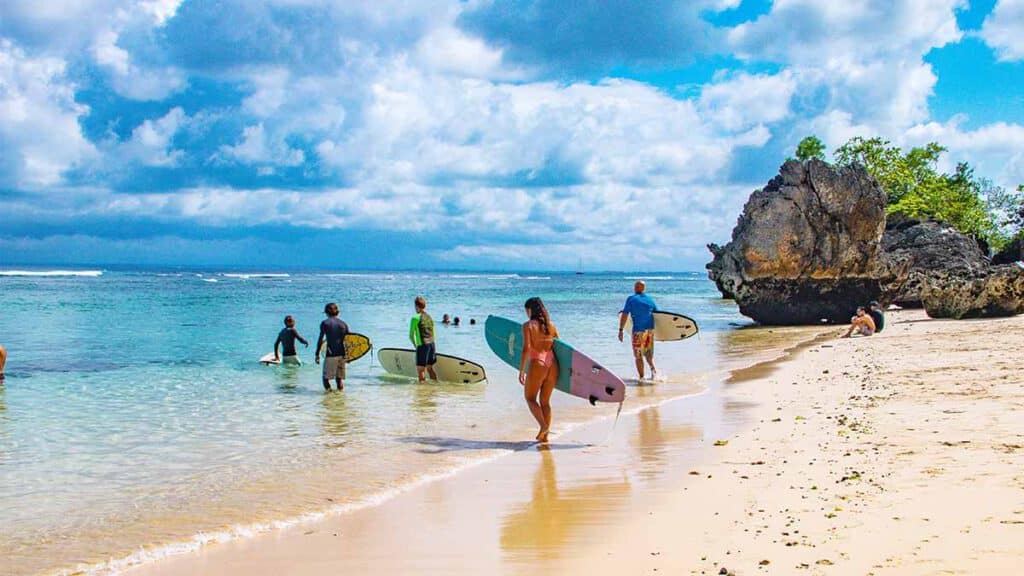 surfen bij padang padang uluwatu