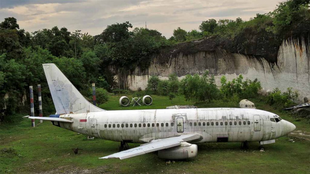 urbex bali verlaten vliegtuig